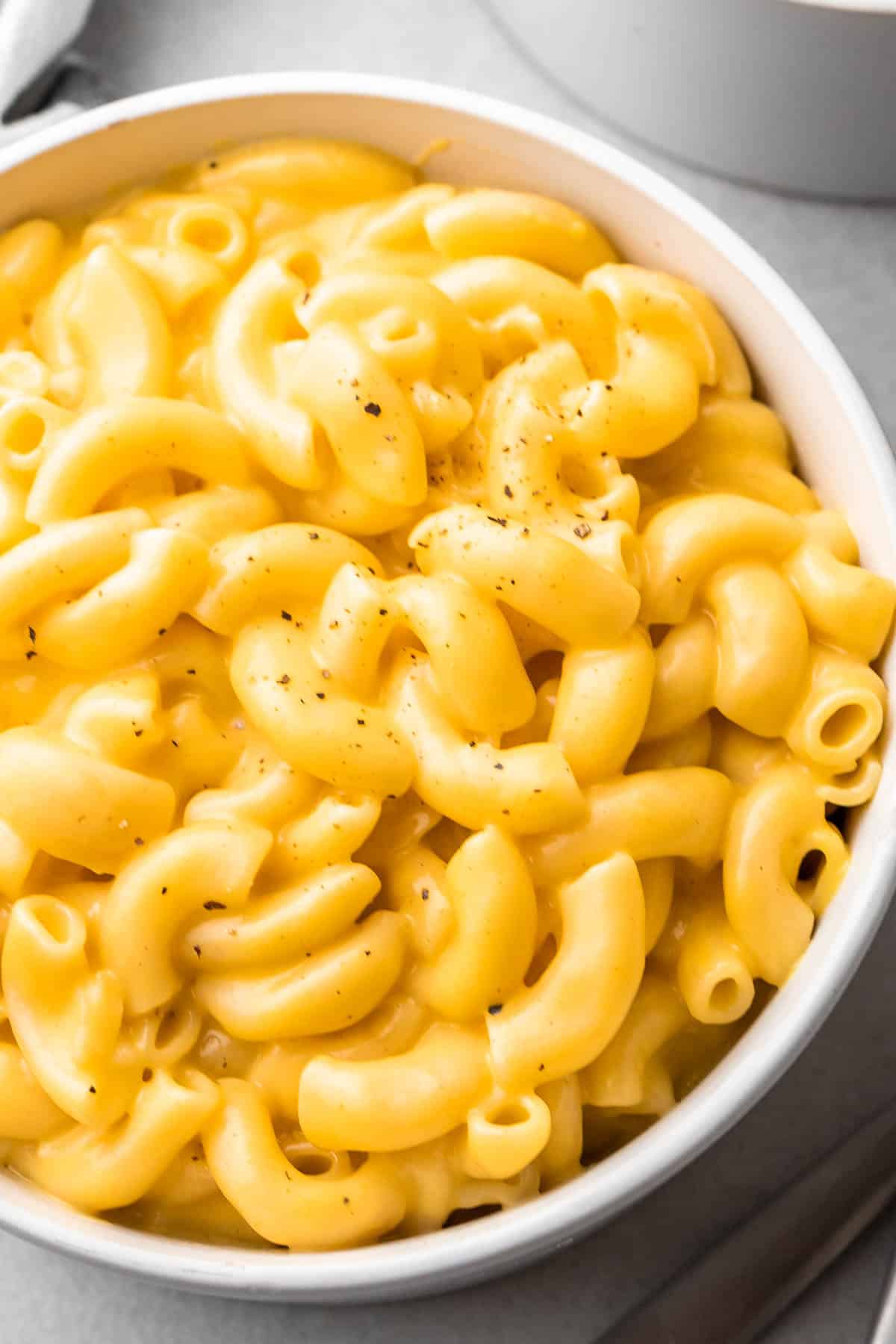 close up of the creamy Mac and cheese garnished with pepper